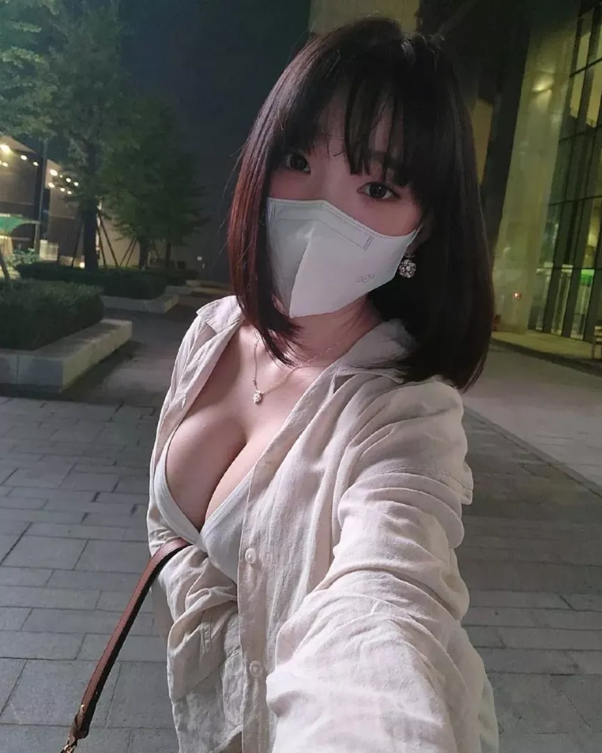 How do you like this white shirt?