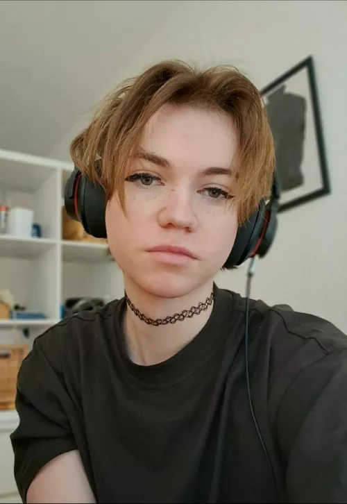 how I look at all the cute peole here :3