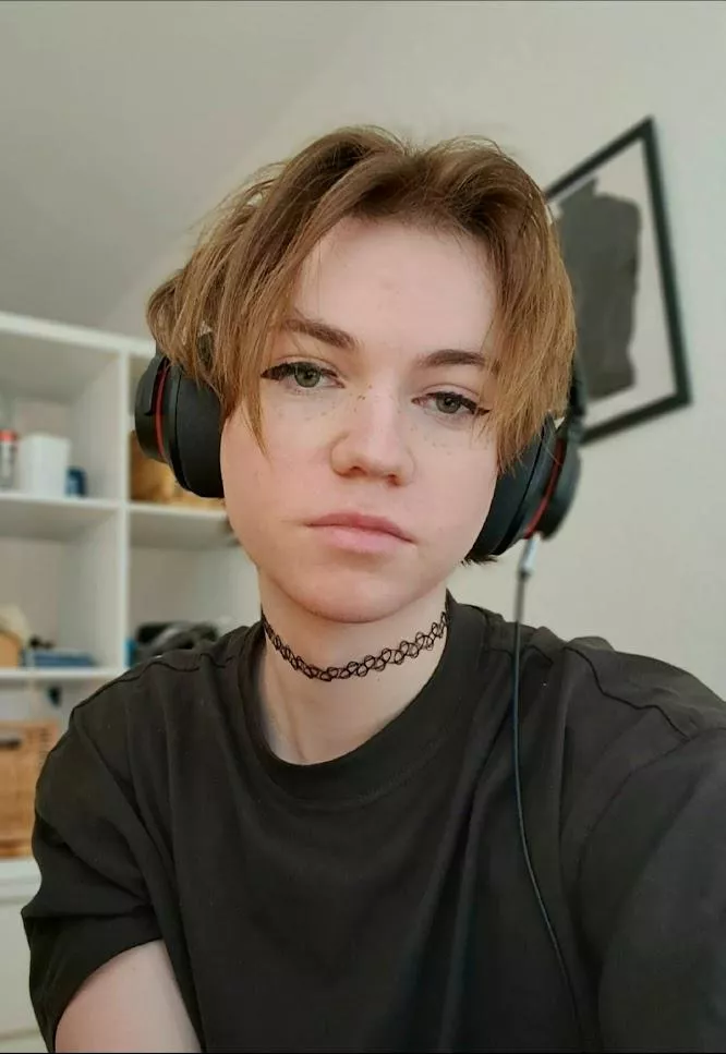 how I look at all the cute peole here :3