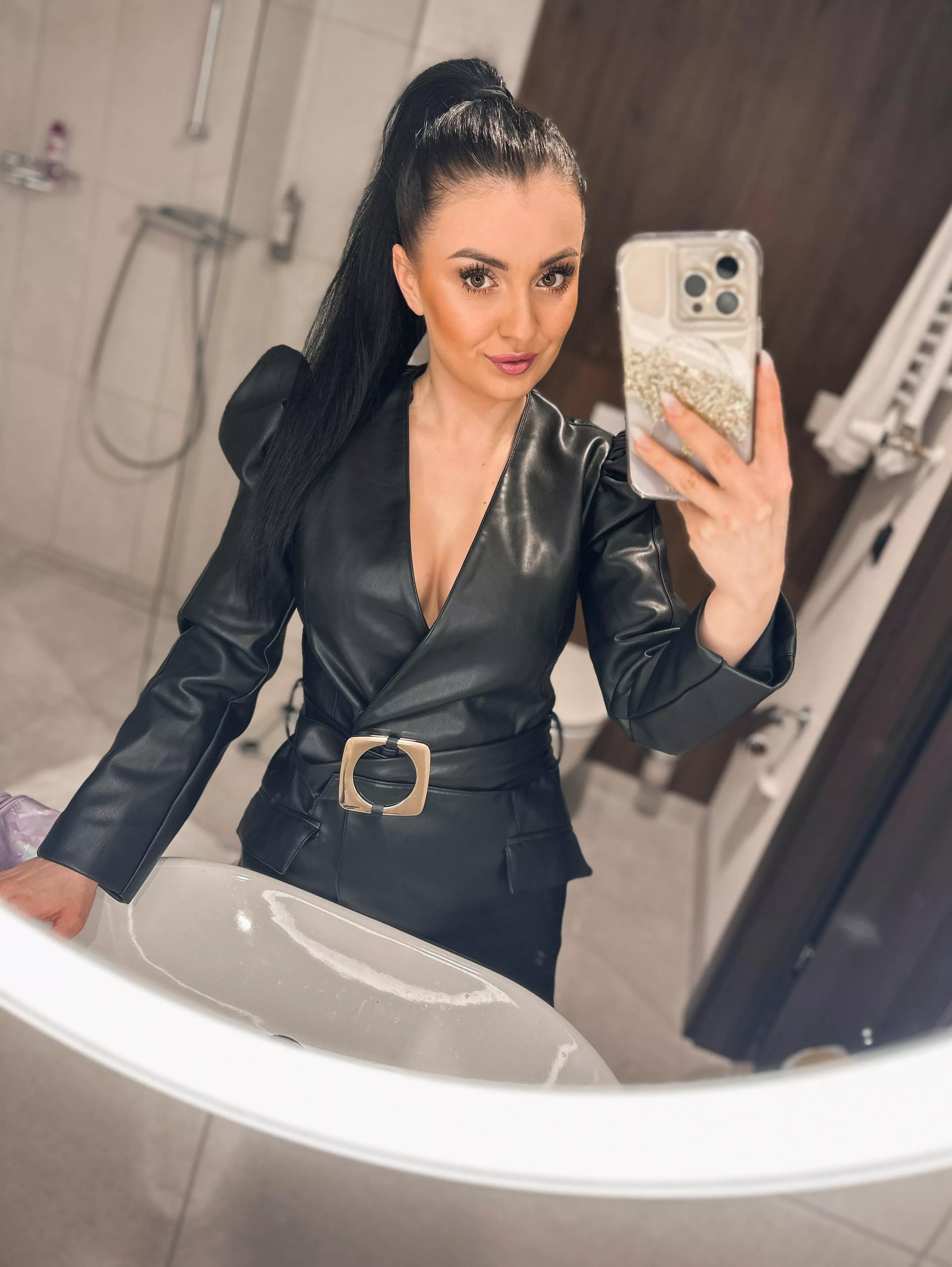 How would you feel with me on a date? 👀