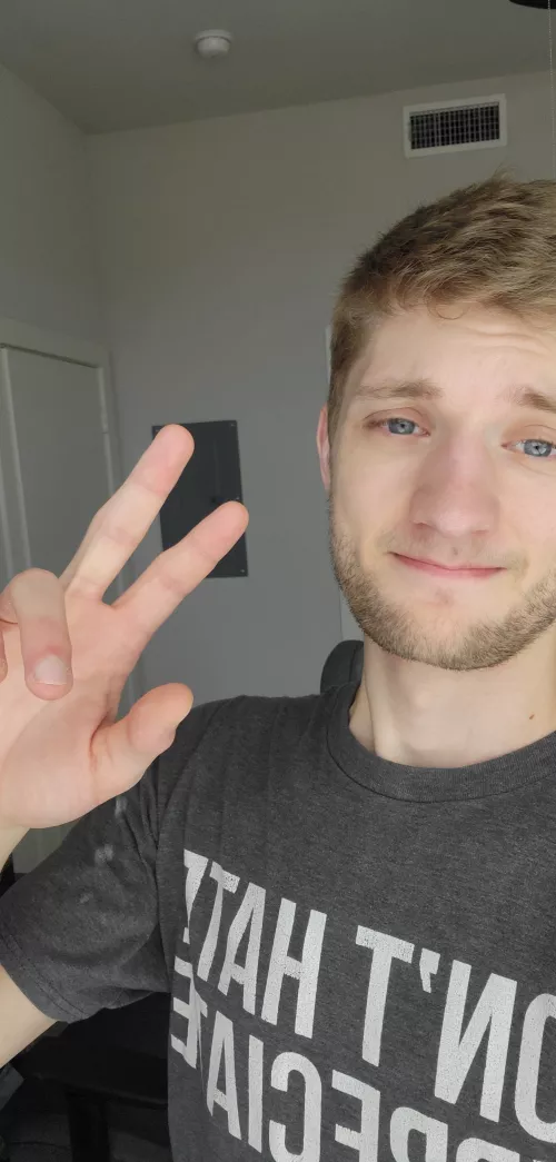 howdy! (play eternal return, free on steam 🧐)