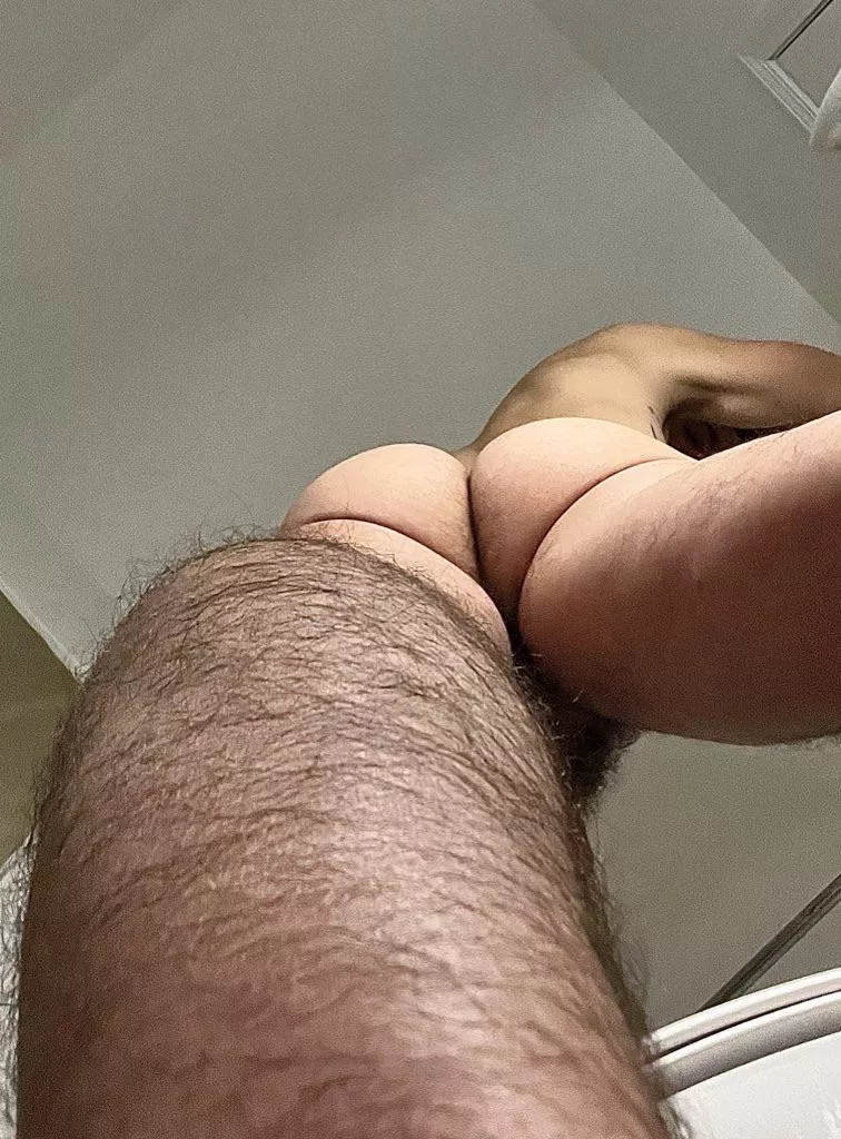 How’s the view down there? 😏🍑
