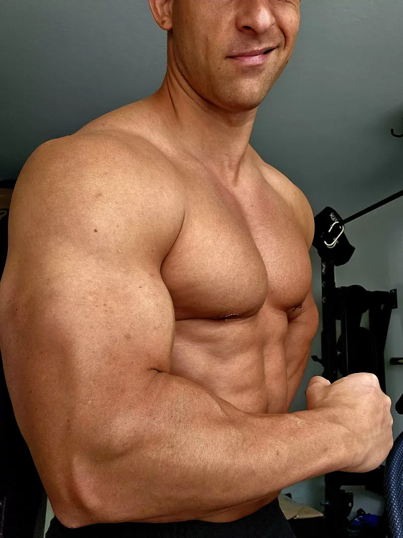 Huge arm deserves worship