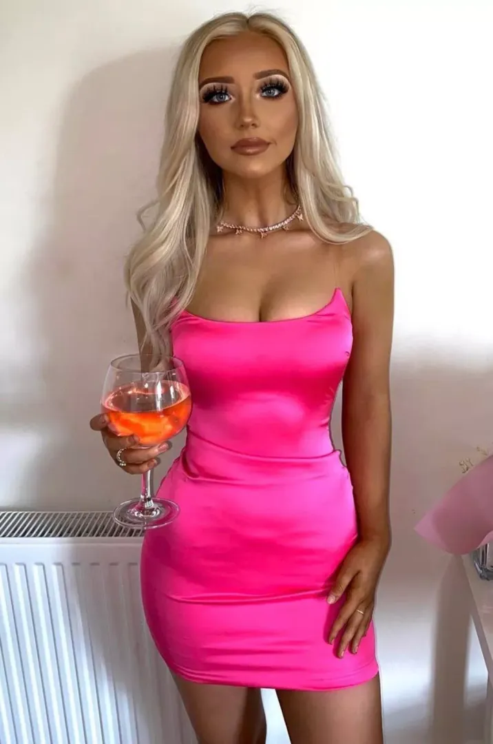 Hugs those curves