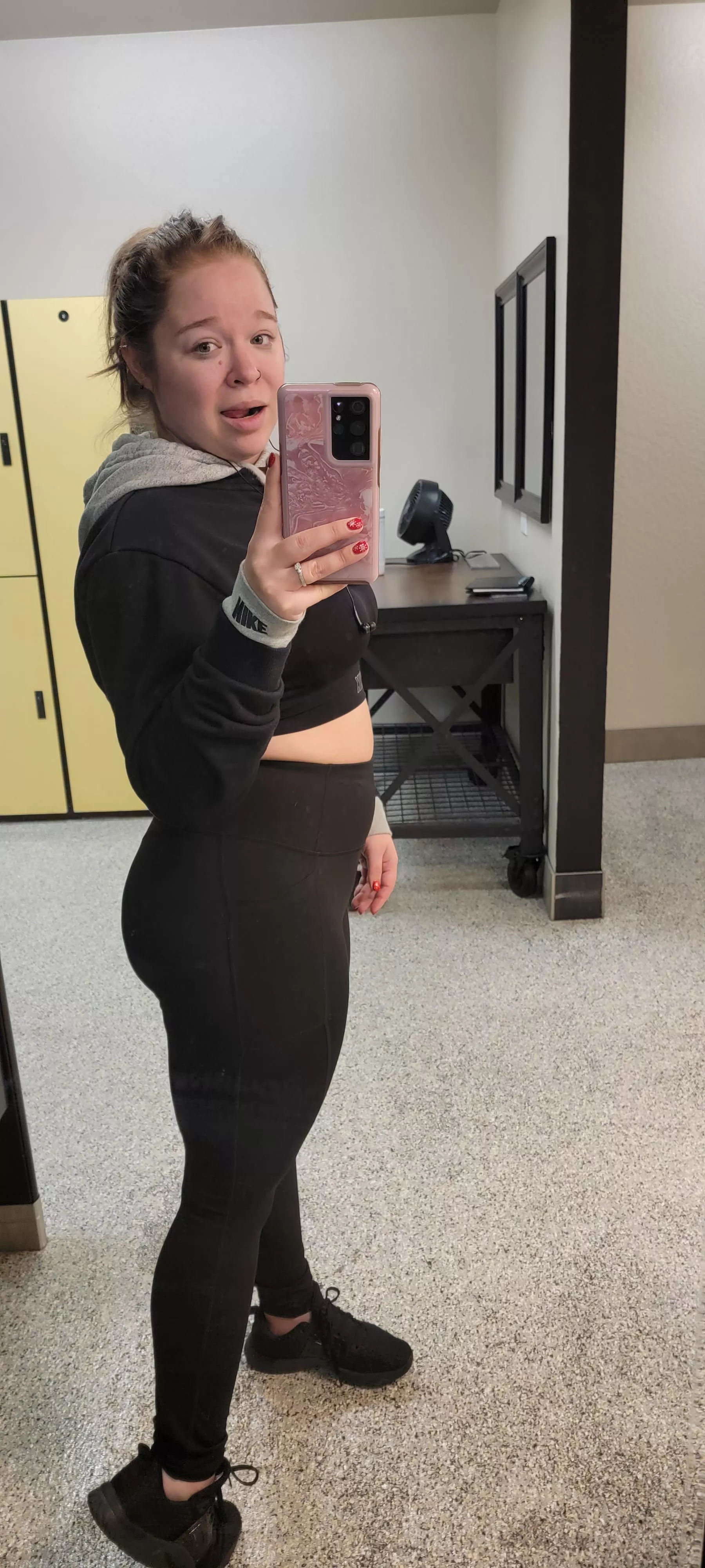 I always wonder why the guys at the gym stare when I do squats [F27]