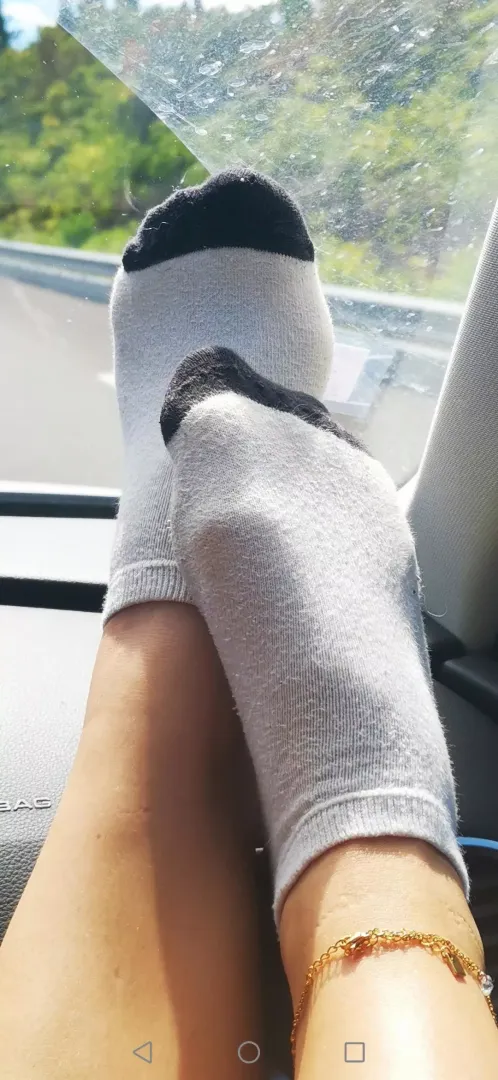 I am giving you gifts of my socks!!! Who want 😁