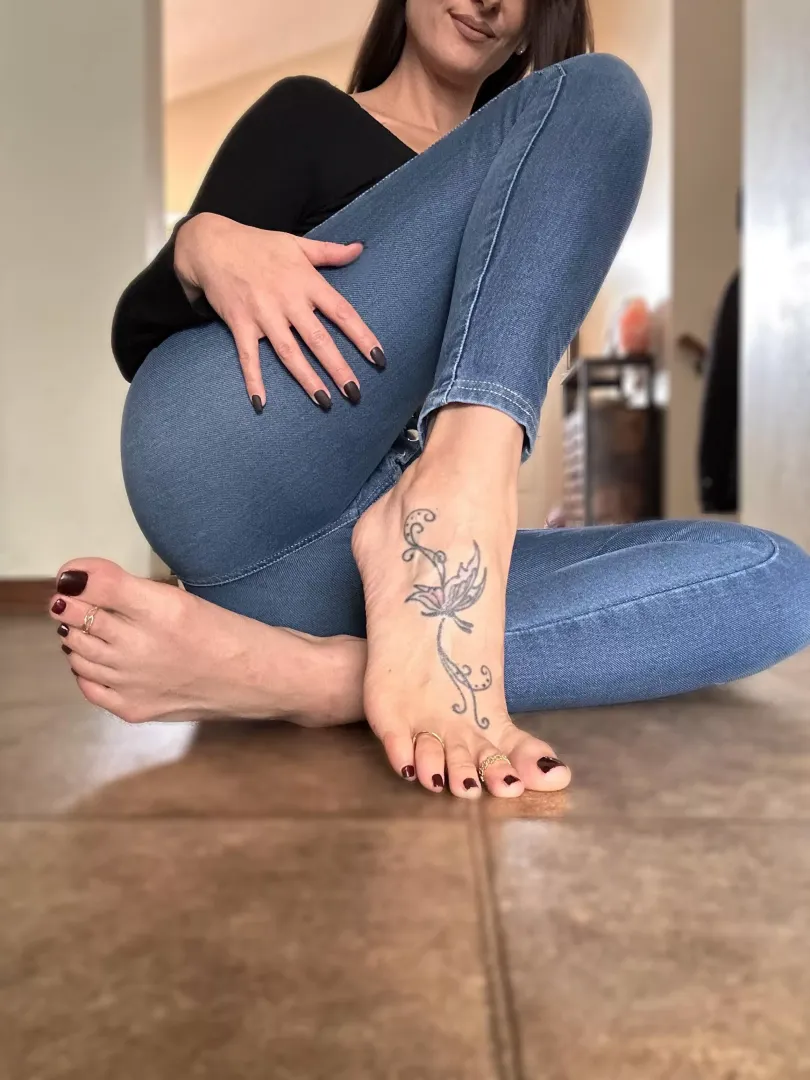 I crave your kisses all over my feet!