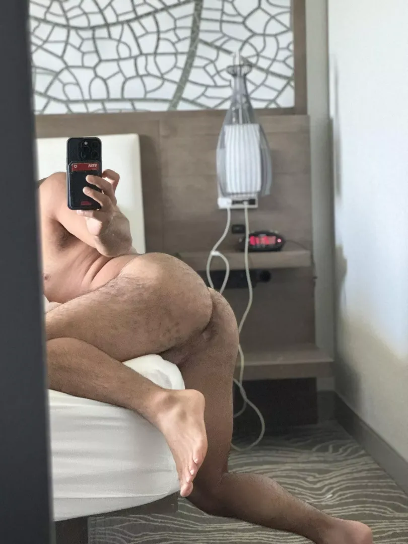 I dont know what it is about hotel rooms! 🥵