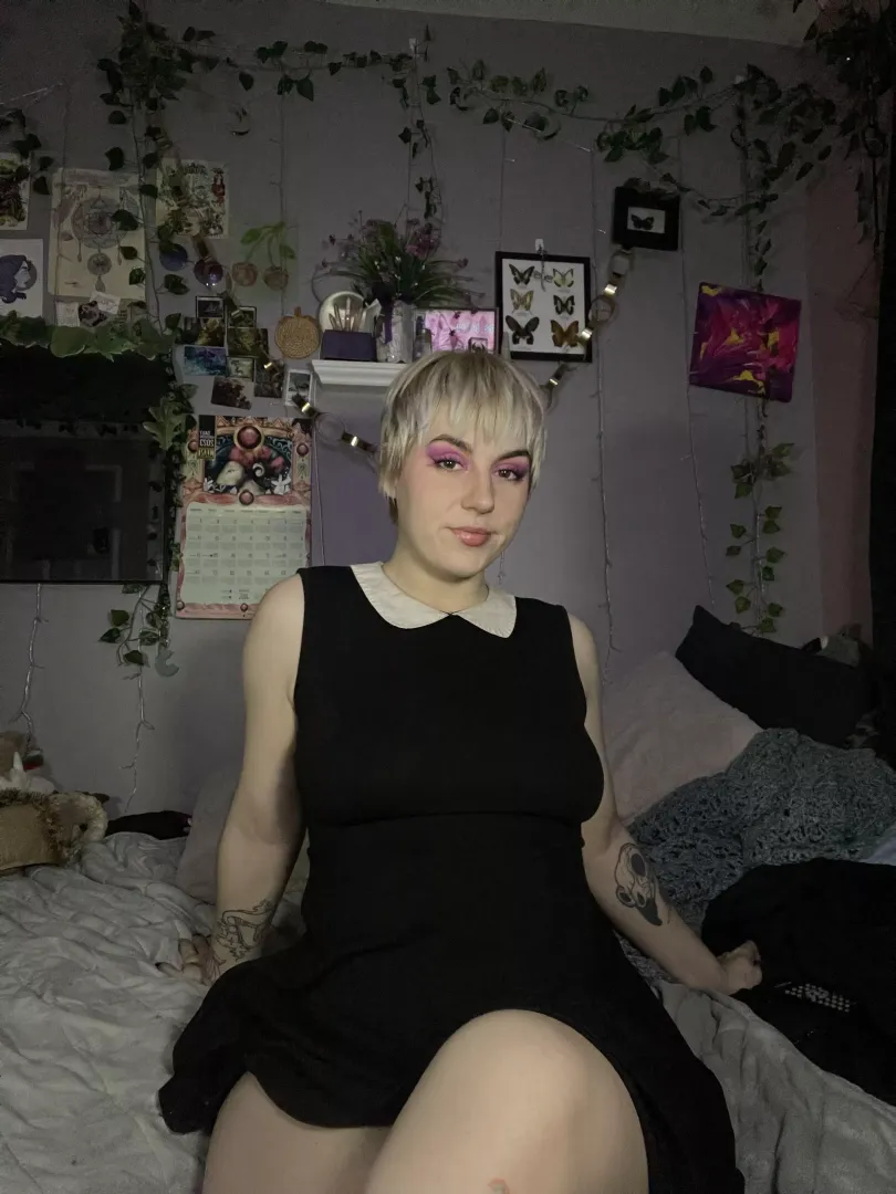 i dont really love my hair lately as its growing out and im not sure what to do with it 😵‍💫