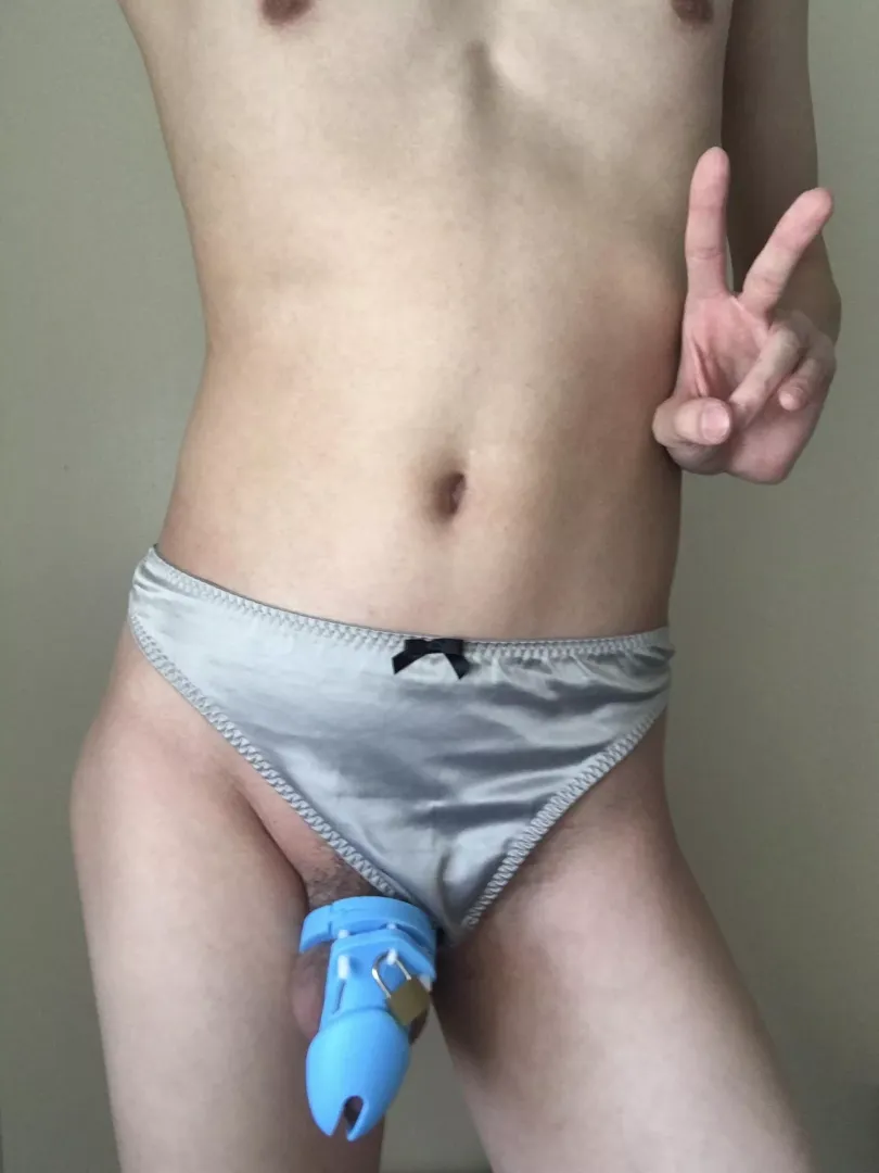 I feel like a sexy slut when I’m in panties with my clitty locked 🥰