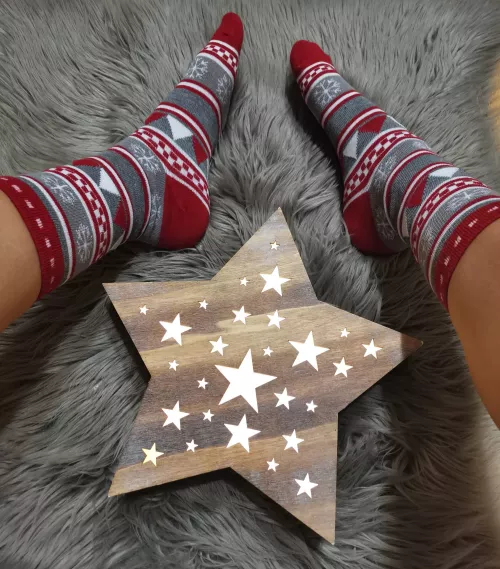 I fell in love with my new christmas socks 👣🎀🤭