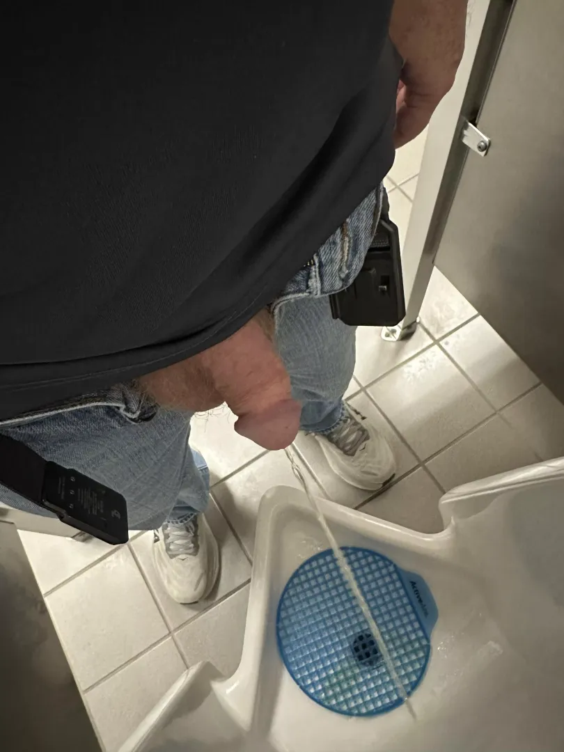 I hate pissing alone 🤤