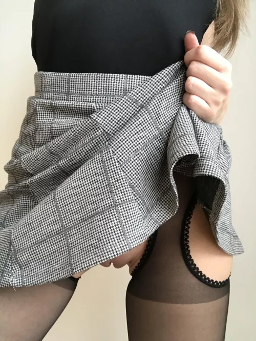 I have a secret, I don’t wear panties and when I wear a skirt I “accidentally” bend over in front of men 🤭