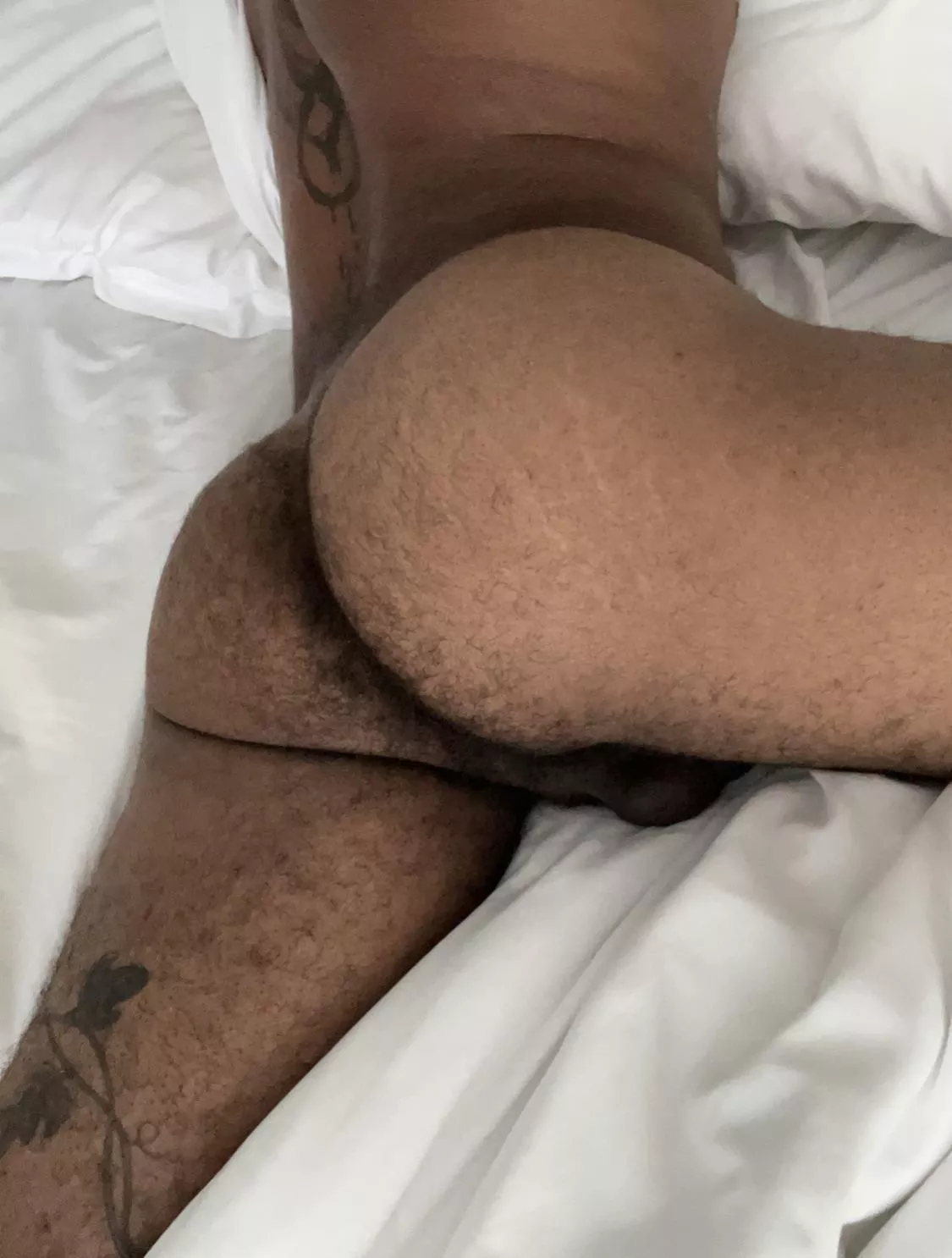 I heard there were cute butts here?