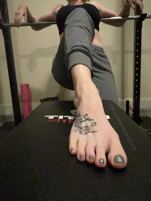 I heard you need some motivation for your new year resolutions, so my feet are yours…. after we work out 😉