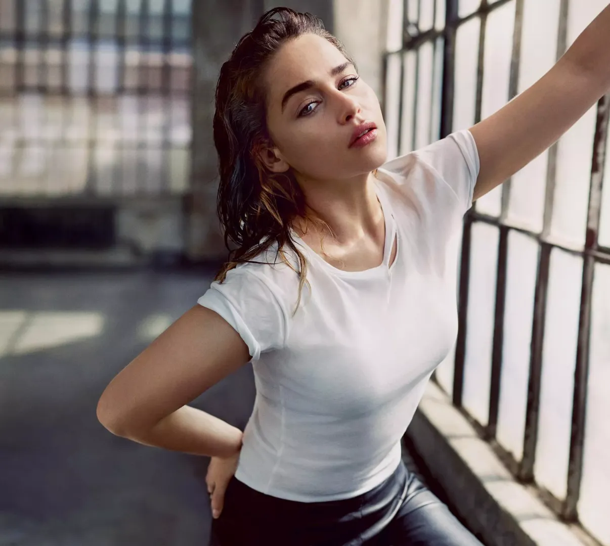 I just wanna sit back with a bro and watch Emilia Clarke get worked out by a thick bbc.