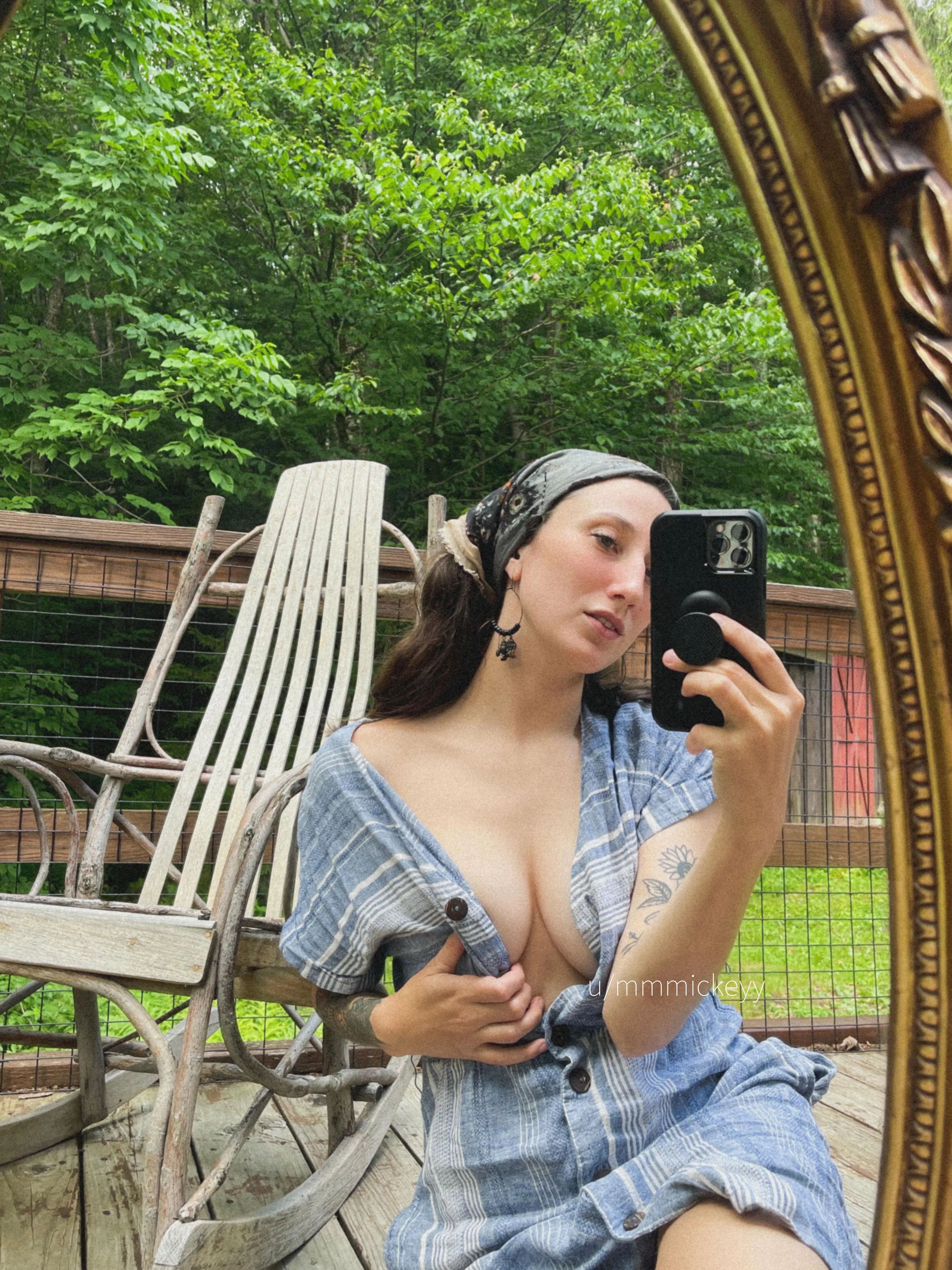 i kind of look like a busty milk maid here lol