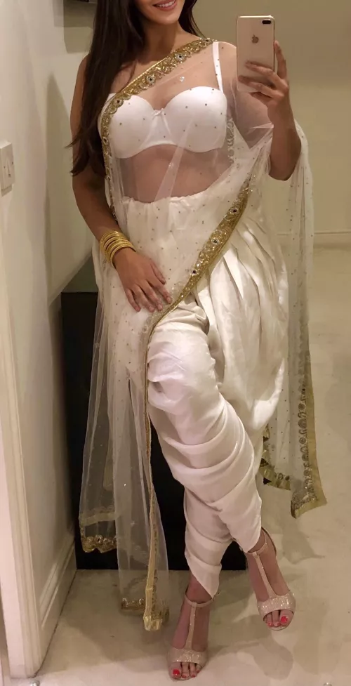 I know I'm a handful but that's why you have 2 hands...💋 British Punjabi Indian [domme]