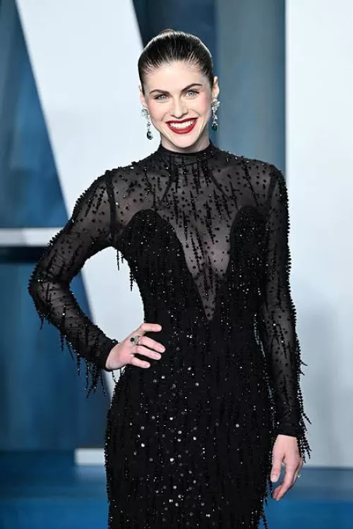 I know there isn't a single person out there that doesn't love Alexandra Daddario.