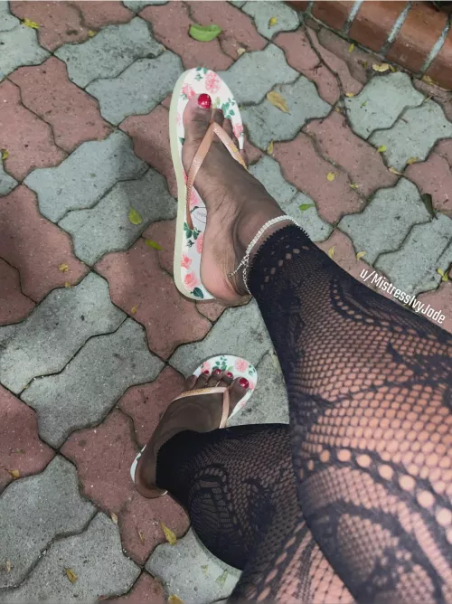 I know you can't get enough of my feet in flip-flops ❤️