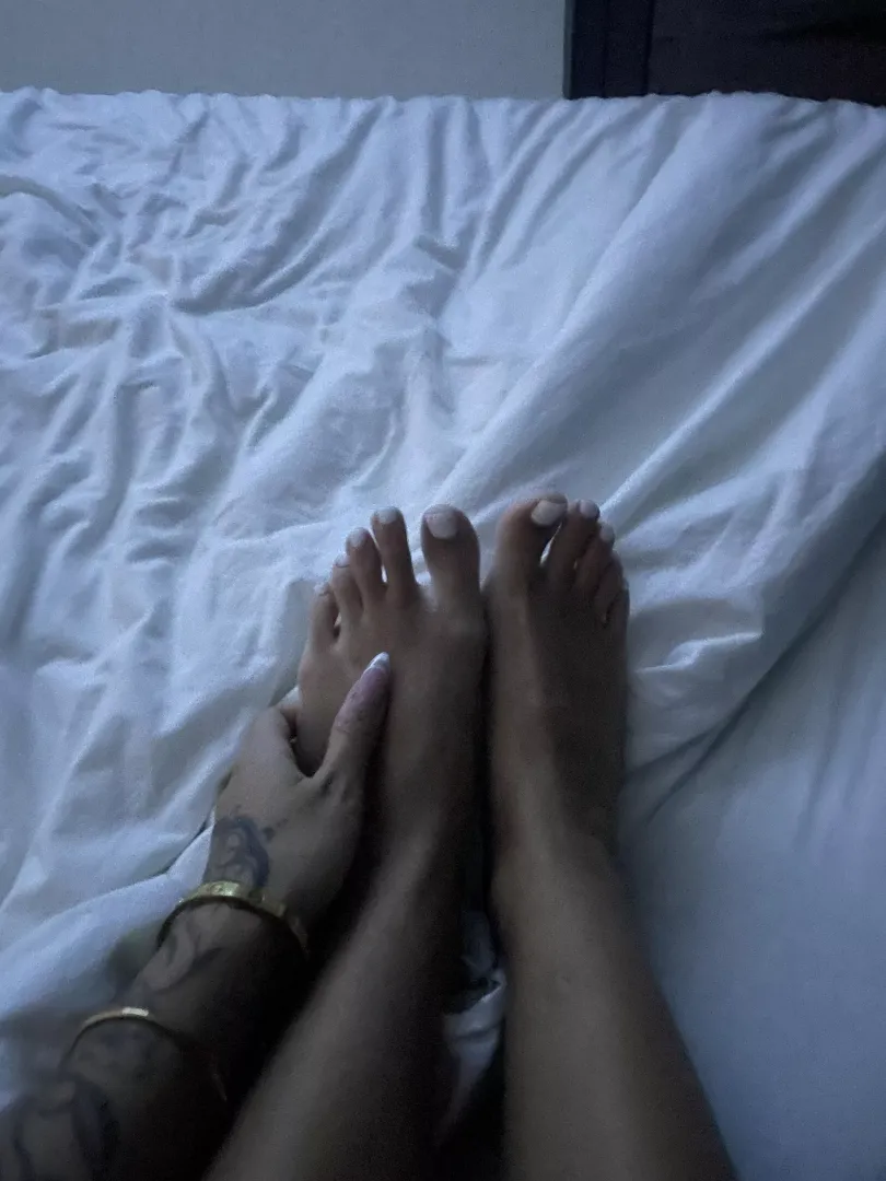 I know you wanna sniff my Goddess MILF feet.

