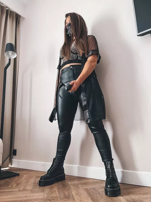 I know you want mistress‘ strapon. Maybe if I hear you beg enough down on the floor, where you belong 👇🏼😌