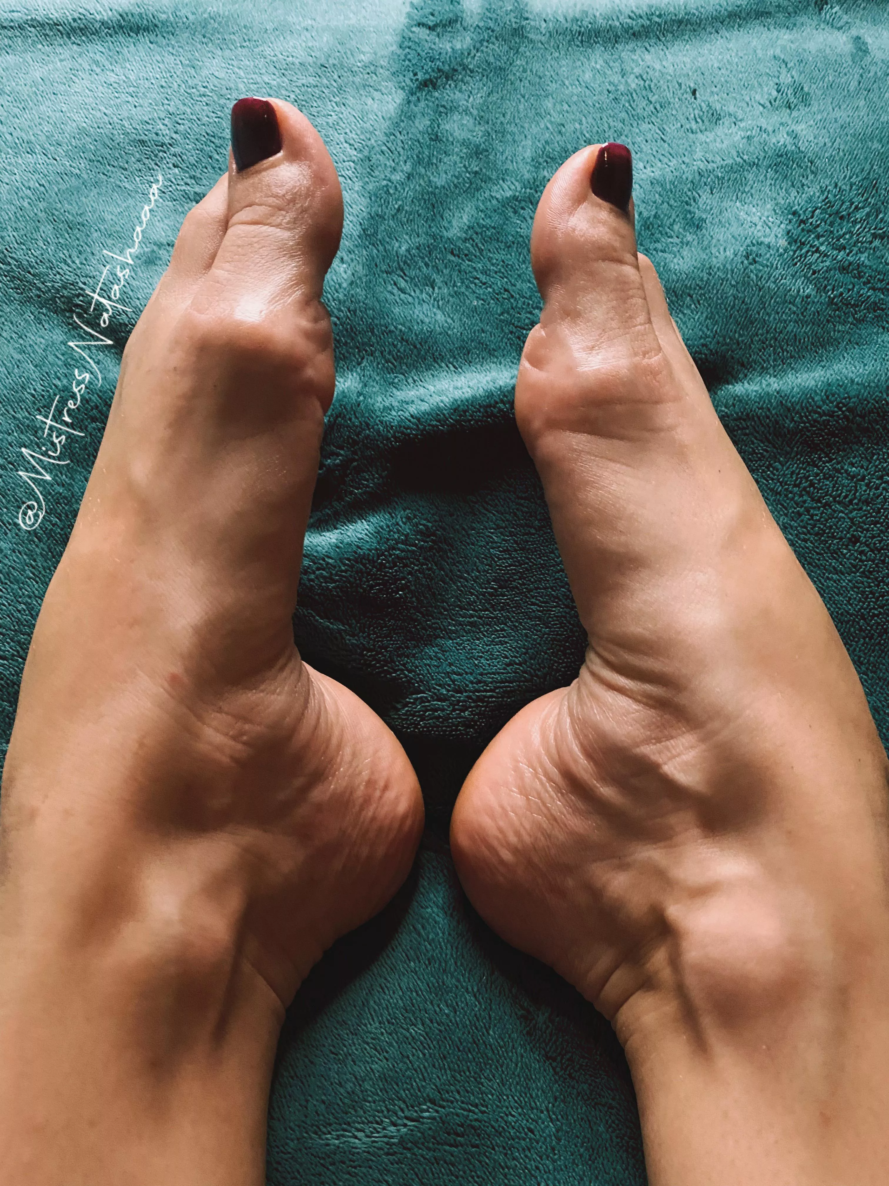 I know you want to lick those oily feet 😌👅