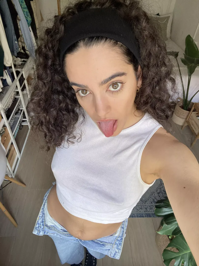 I like how tits bounce with loose tops