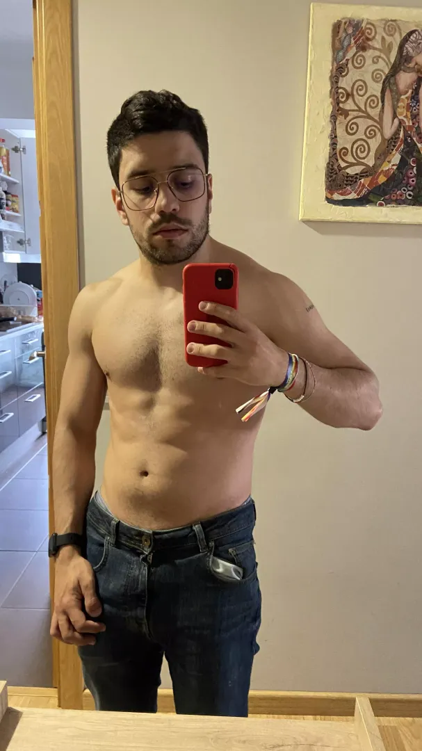 I like the lighting of this mirror.