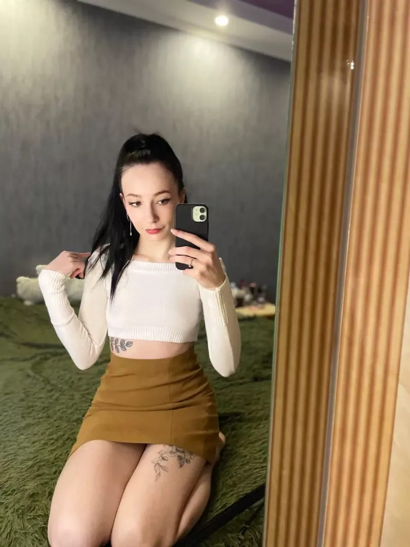 I like to be on my knees in a tight skirt 🥰