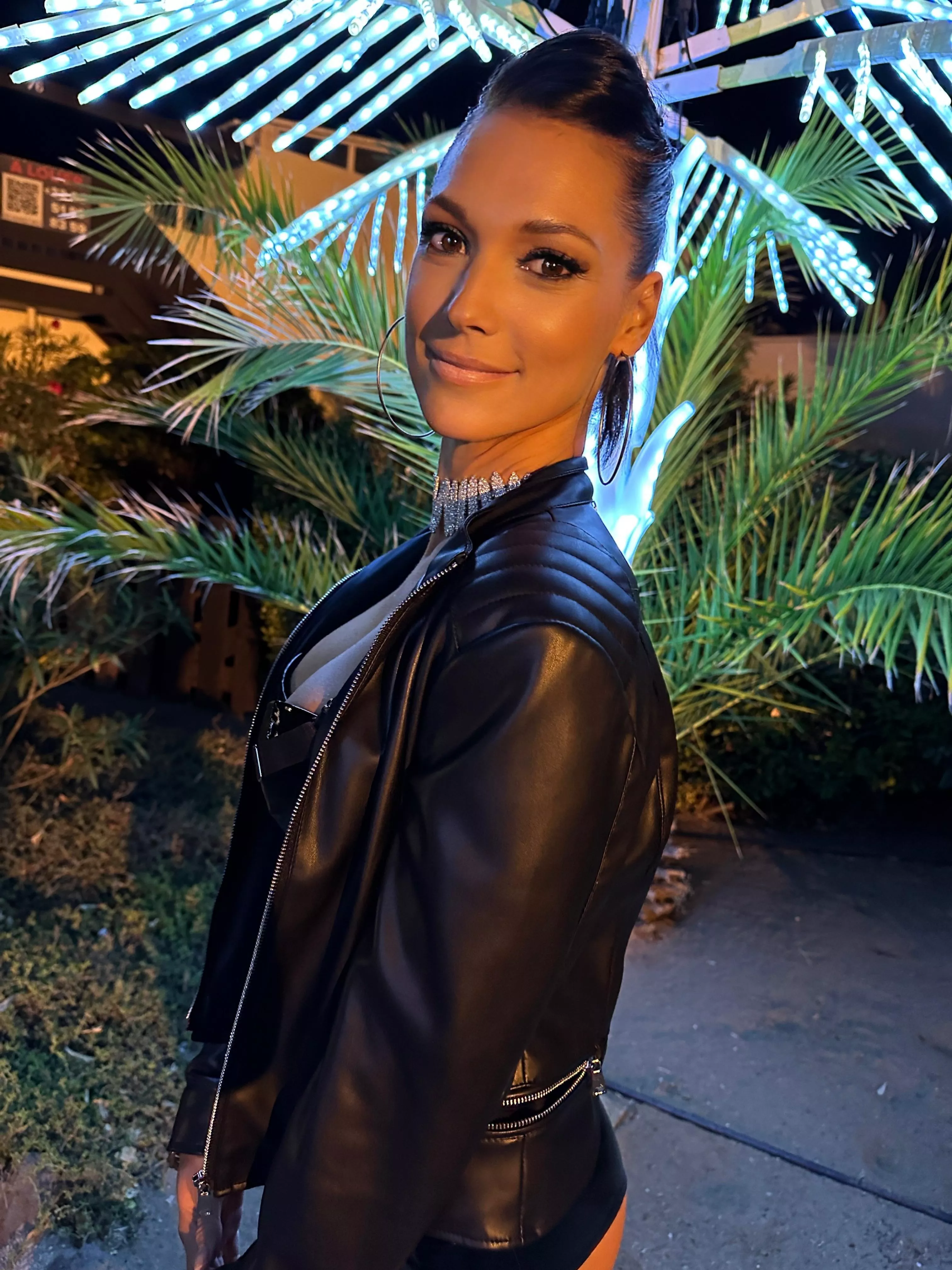 I look even better in leather than in bikini, agree.