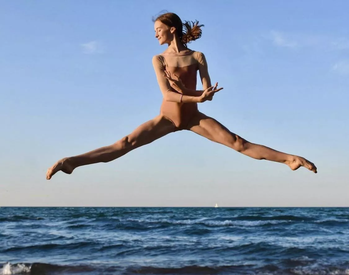 I love ballerinas! Long legs