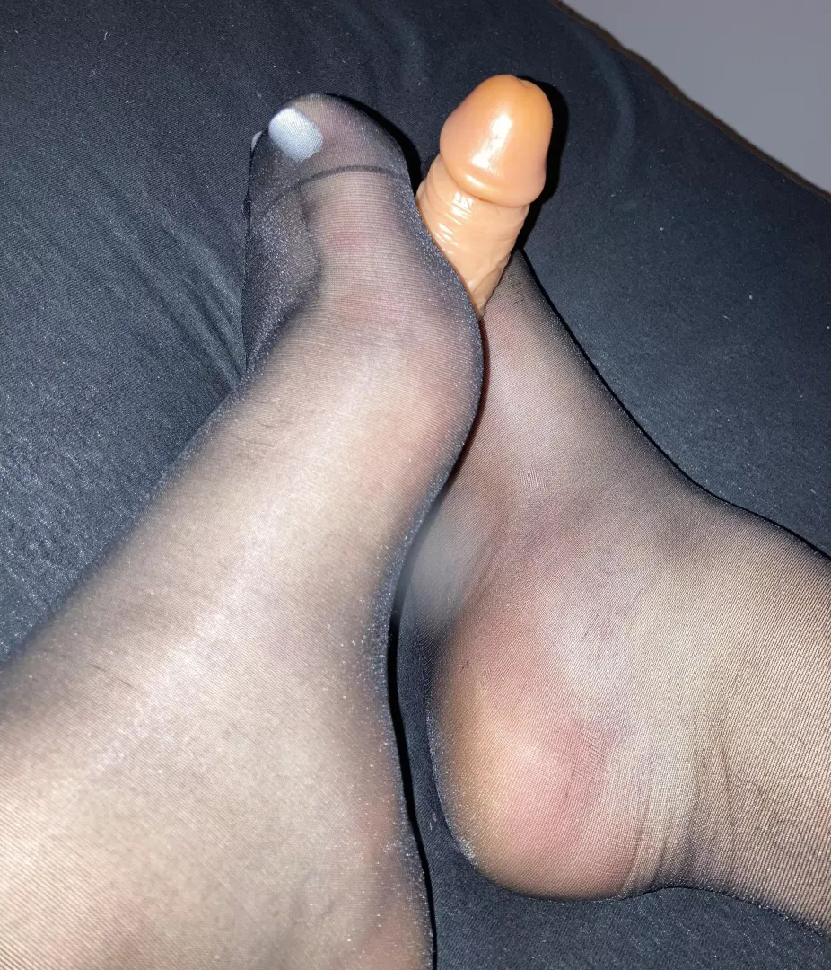 I love cock between my soles 🥰