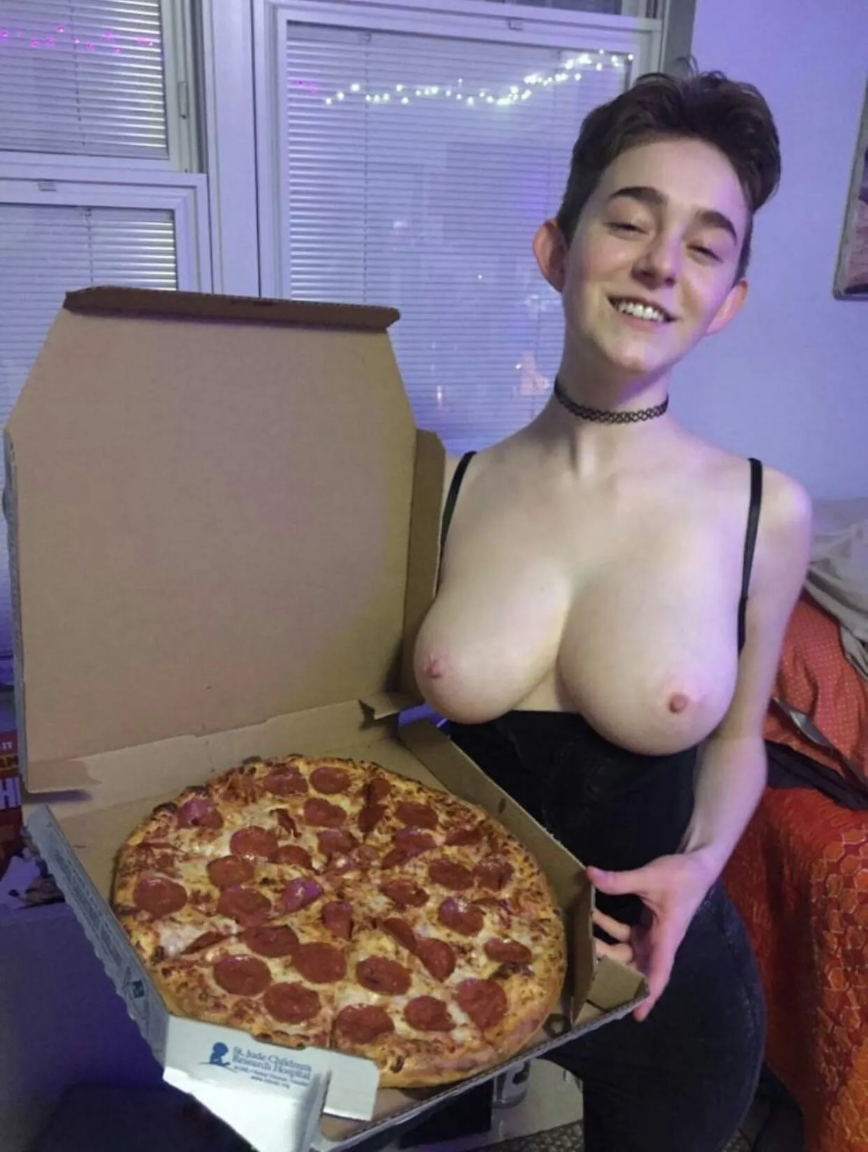 I love eating pizza and having sex 💦🖤