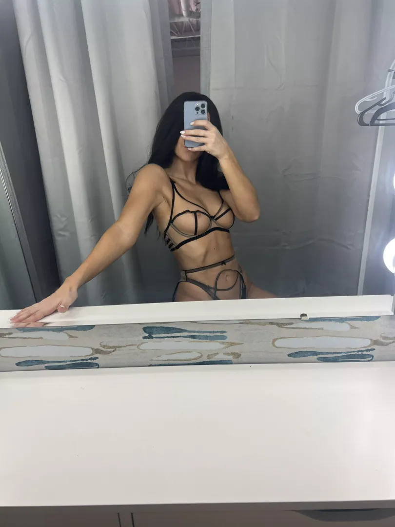 I love flaunting myself in front of the mirror