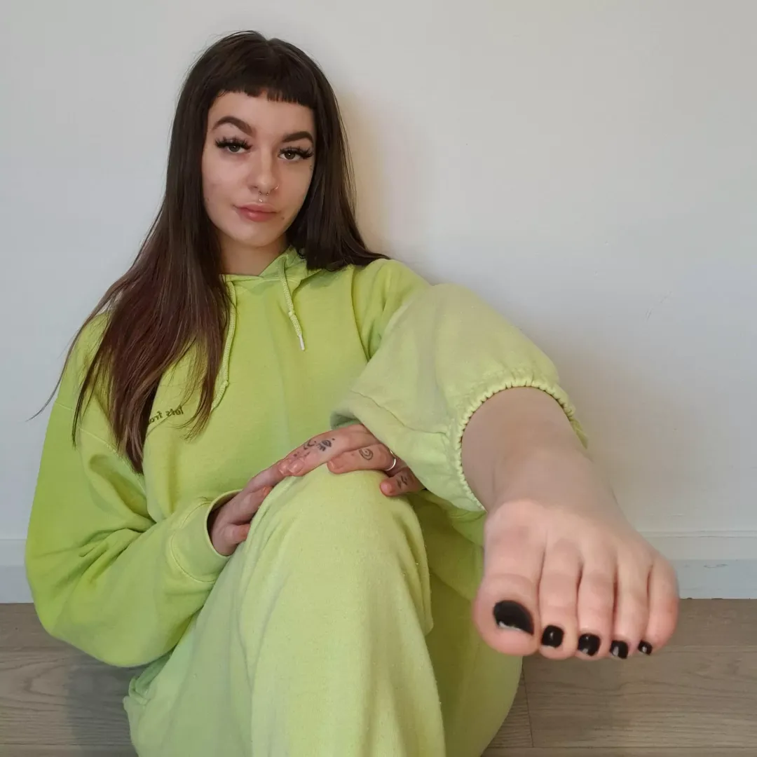 I love getting high and having my feet played with 🤭 💚