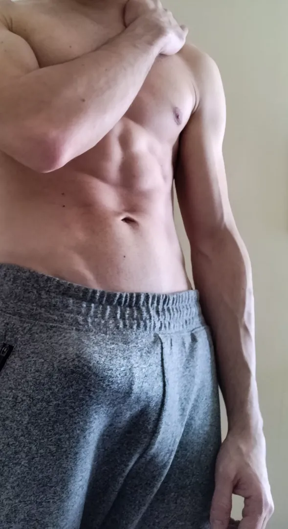 I love gray sweetpants