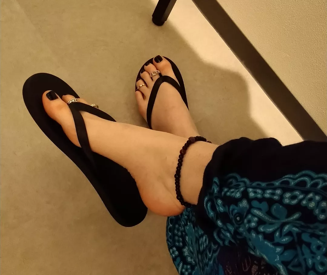I love how flip flops feel against my bare feet 😋