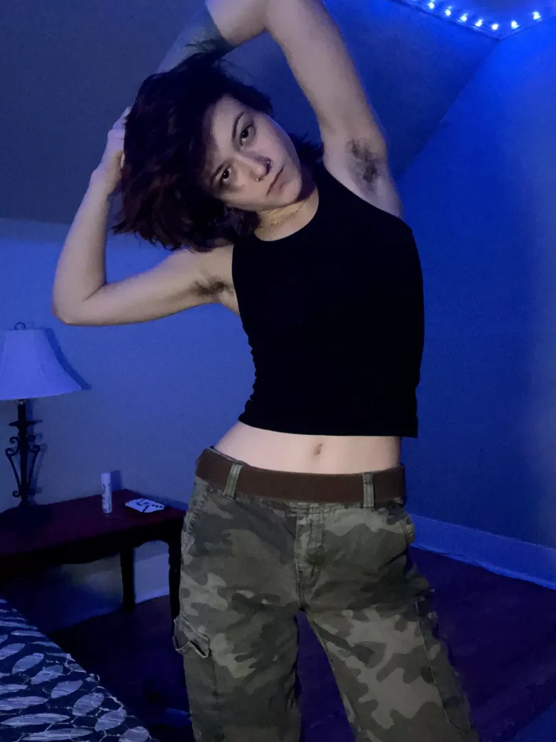 I love my armpits sweaters😂🖤