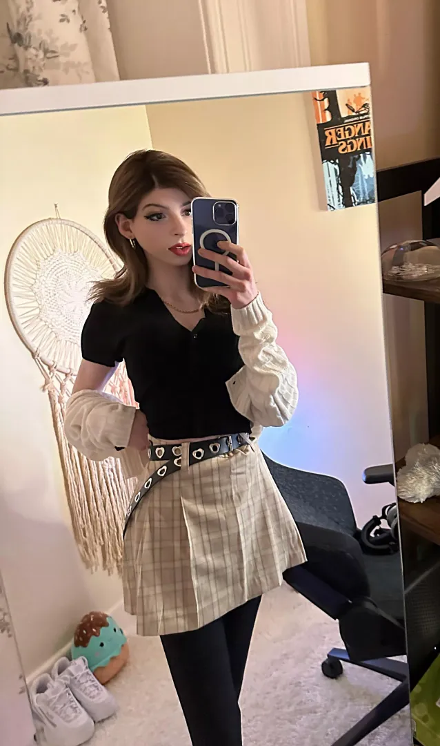 i love older guys they make me feel like such a good little girl hehe xx