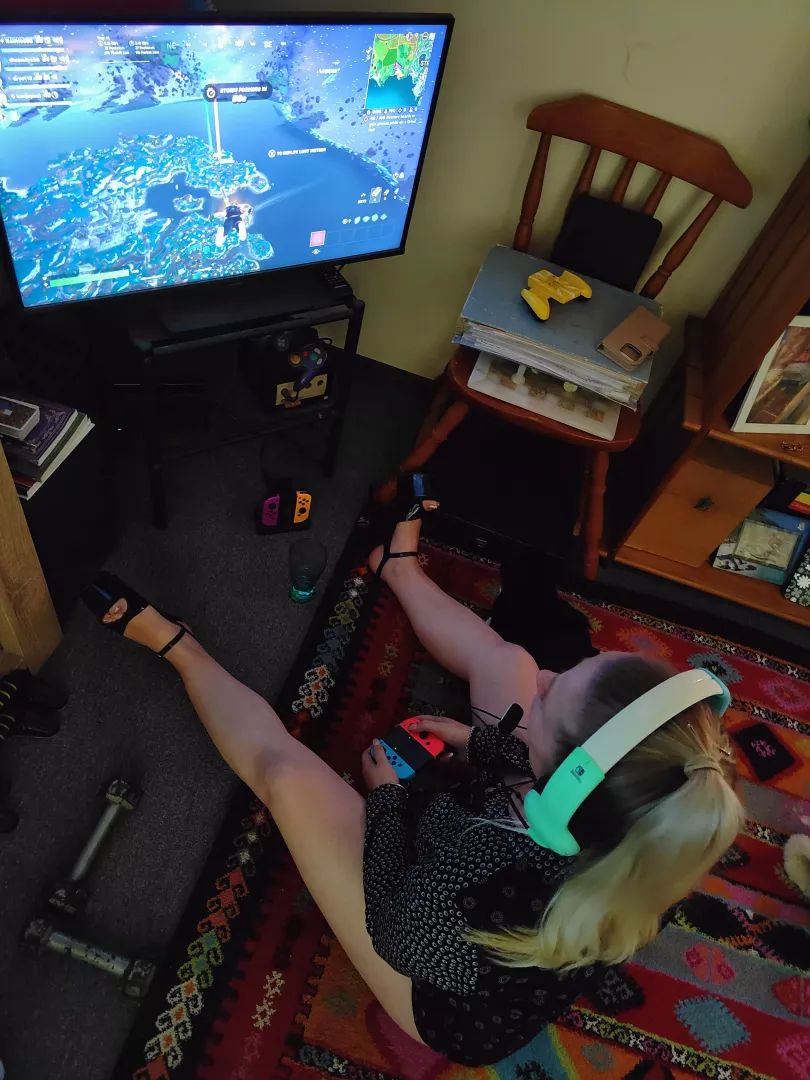 I love playing Fortnite in my heels 🔥😈👠