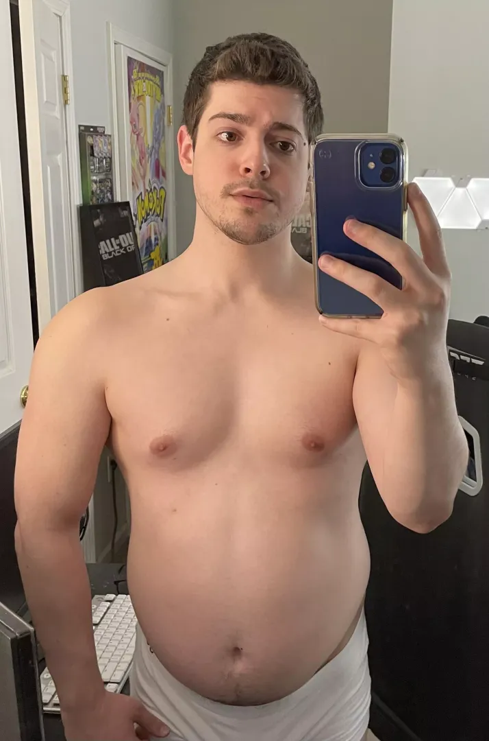 I love rubbing my belly button until it gets me hard, then once it’s time to jerk off I cum all over my belly