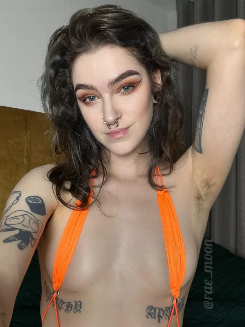 I love showing off my hairy pits!