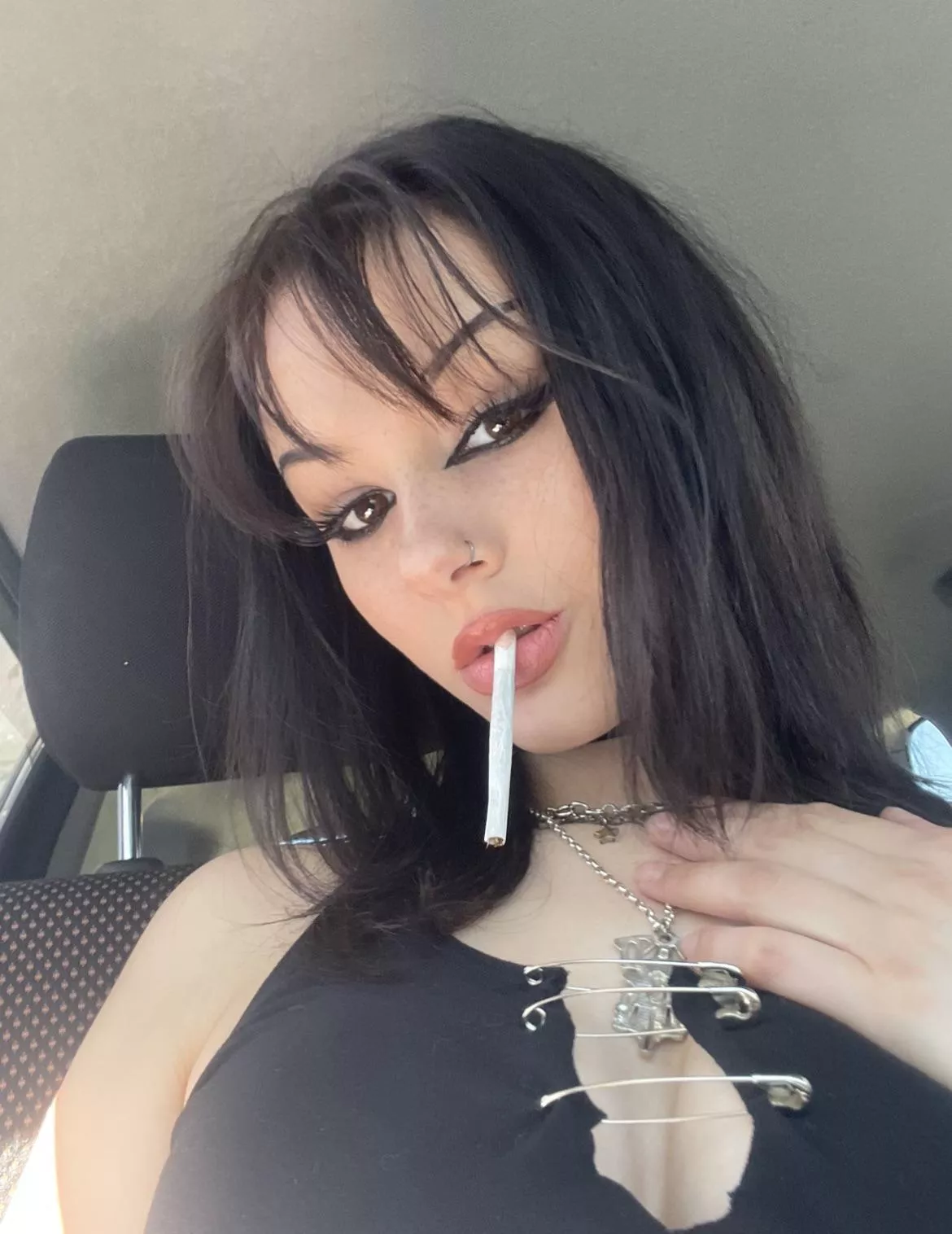 I love smoking cigs while I drive 🖤