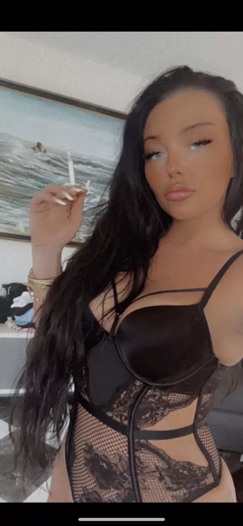 I love smoking.. nighttime smokes are the best 💋