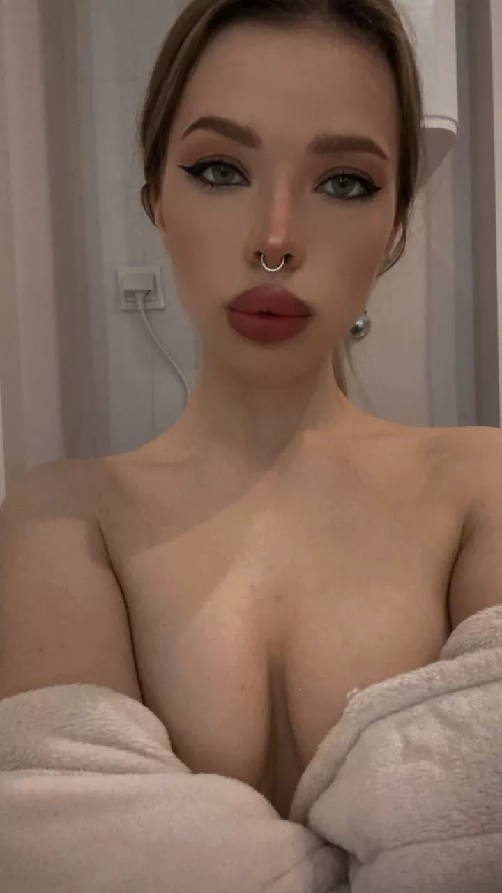 I love taking hot photos and sending them to strangers