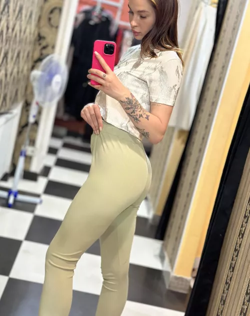 I love taking selfies in the locker room