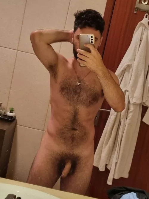 I love the large mirror in the hotel bathroom. Makes it easier to take photos 🥵