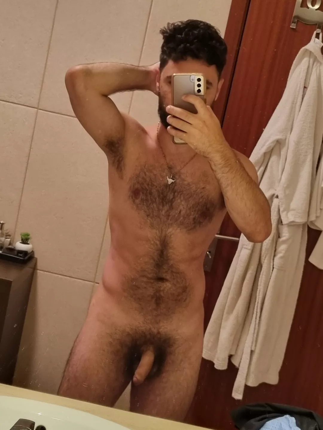 I love the large mirror in the hotel bathroom. Makes it easier to take photos 🥵