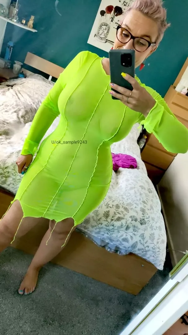 I love this dress shows my curves and everything else off perfectly 😍😍😍 40F UK punk 💕